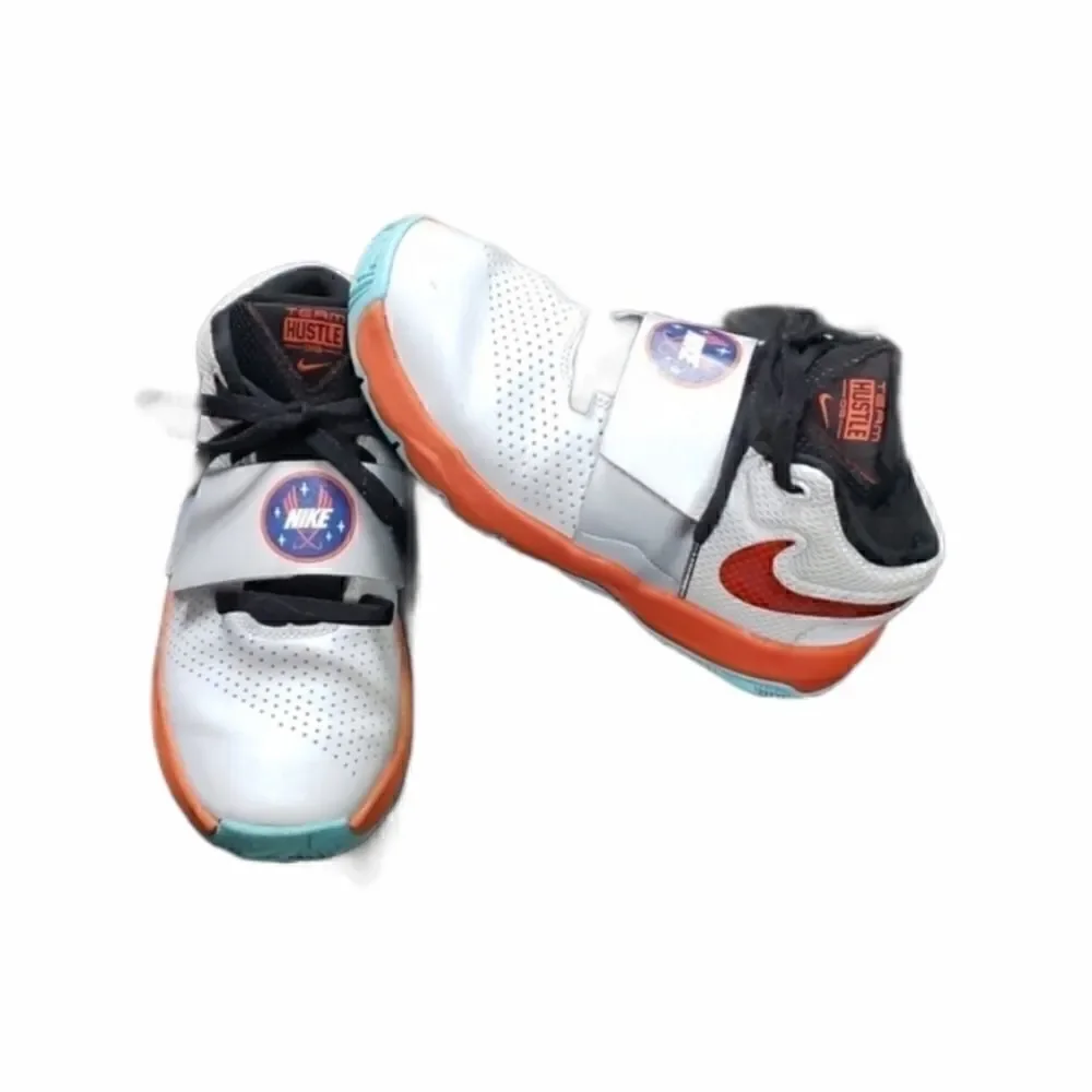 NIKE TEAM HUSTLE D8 BASKETBALL SHOES, SIZE 5